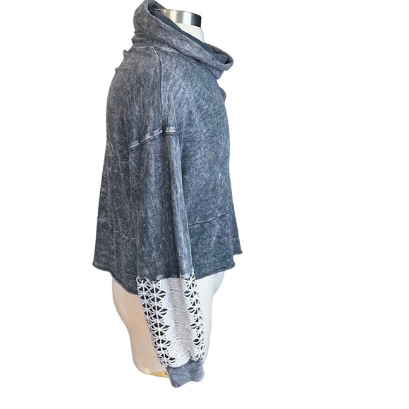 Gimmicks BKE Women Grey Acid Wash Cowl Neck Crochet Long Sleeve Sweater Sz Sm - Picture 8 of 12